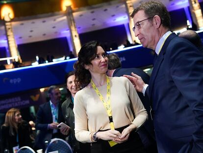 Isabel Díaz Ayuso junto al presidente del PP, Alberto Núñez Feijóo, en el Congreso del PP Europeo en Bucarest.