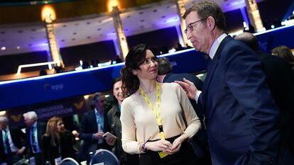 La presidenta de la Comunidad de Madrid, Isabel Díaz Ayuso, junto al presidente del PP, Alberto Núñez Feijóo, en el Congreso del PP Europeo celebrado en Bucarest, en una imagen del partido.