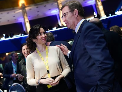 La presidenta de la Comunidad de Madrid, Isabel Díaz Ayuso, junto al presidente del PP, Alberto Núñez Feijóo, en el Congreso del PP Europeo celebrado en Bucarest, en una imagen del partido.