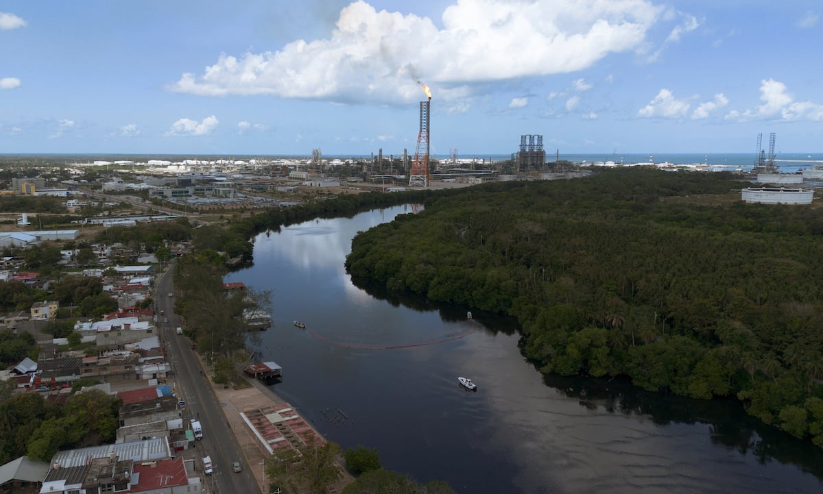 Un informe particular denuncia que la deuda de la huella ambiental de Pemex alcanza 530.000 millones de dólares