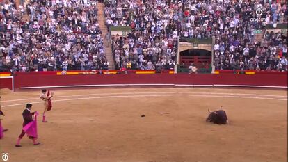 Roca Rey aplaude a 'Leguleyo', un bravo toro en el tercio final que murió en los medios.