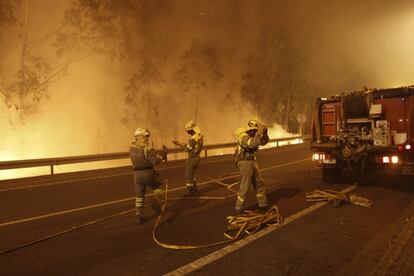  Los bomberos trabajan en la extinción del incendio, que comenzó en cinco focos al mismo tiempo