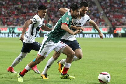 Pizarro controla el balón ante Gallardo y Quintana.