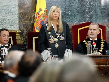 La presidenta del Tribunal Supremo y del Consejo General del Poder Judicial, Isabel Perelló, habla en la apertura del año judicial flanqueada por el Rey y el fiscal general del Estado, Álvaro García Ortiz.