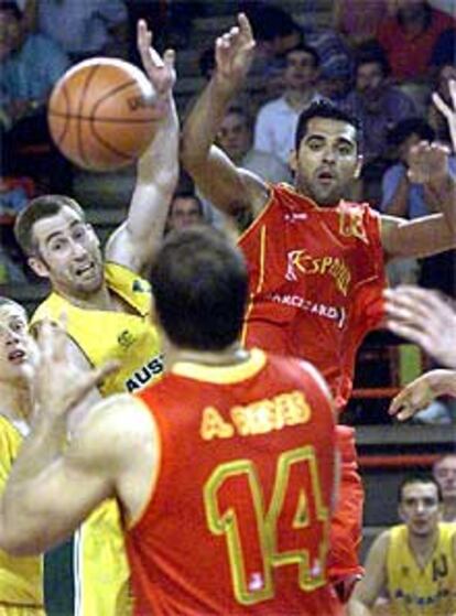 Paraíso y Reyes disputan un balón con un jugador australiano el 21 de agosto.