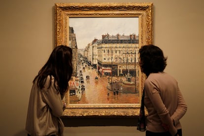 Dos mujeres contemplan en el Thyssen-Bornemisza de Madrid la obra 'Rue Saint-Honoré por la tarde. Efecto de lluvia', de Camille Pissarro.