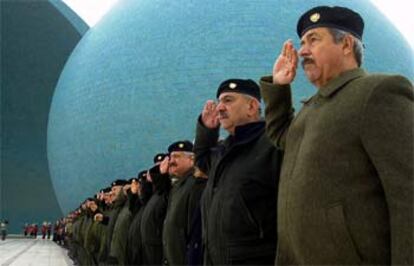 Altos mandos militares saludan durante una ceremonia en el monumento a los mártires en Bagdad.