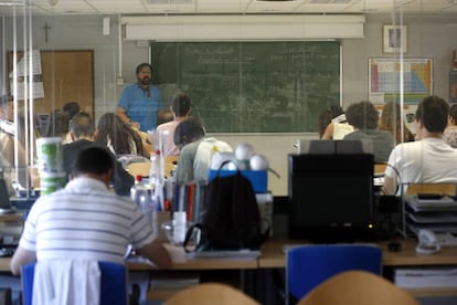 Clase de informática en el colegio Padre Piquer en el barrio de La Ventilla de Madrid. 