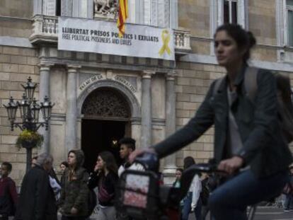 El presidente catalán pide un informe al Síndic de Greuges sobre la simbología en edificios públicos