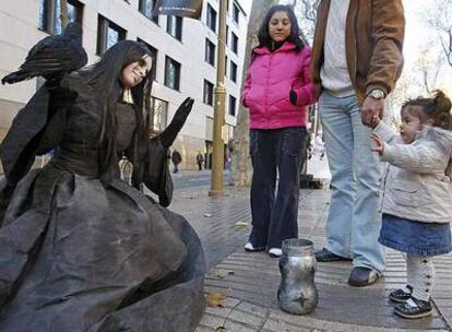 Disfrutar de las actuaciones de las estatuas humanas de La Rambla es un plan divertido y económico para estas Navidades en Barcelona.