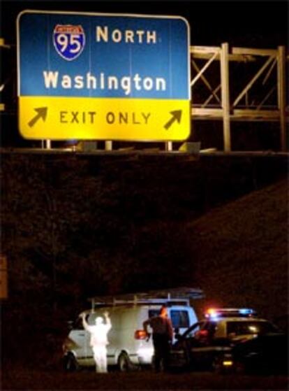 La policía corta el tráfico en una carretera de Virginia.