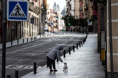 Una calle de Madrid, durante la cuarentena. CLAUDIO ÁLVAREZ / EL PAÍS