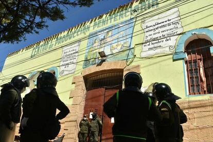 La policía custodia una cárcel en Oruro, Bolivia, donde se produjo un motín el 11 de abril.