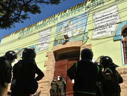 La policía custodia una cárcel en Oruro, Bolivia, donde se produjo un motín el 11 de abril.