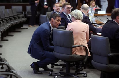 Pedro Sánchez conversa con Ursula von der Leyen, presidenta de la Comisión Europea, este lunes en Bruselas.