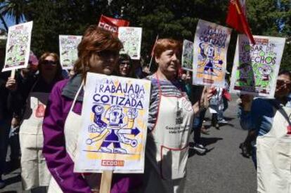 Dos manifestantes con carteles reivindicativos.