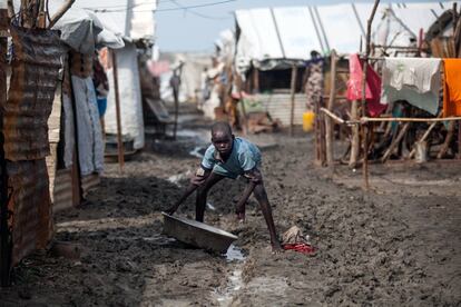 Un niño mira a cámara en un camino embarrado de Malakal.