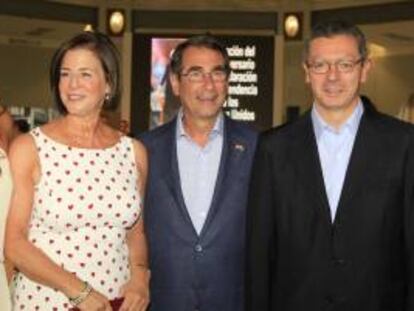 Foto de archivo de 2011 en la que aparece el embajador de Estados Unidos en España, Alan D Solomont (c), acompañado por su esposa Susan y por el entonces alcalde de Madrid, Alberto Ruiz Gallardón.