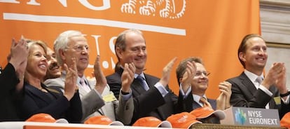 Jan Hommen (segundo por la izquierda), consejero delegado de ING.