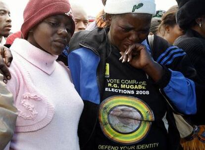 Funeral de la esposa de un miembro del MDC, secuestrada por presuntos miembros del partido de Mugabe, en su casa en Harare y después hallada muerta en un hospital