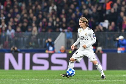 El centrocampista croata del Real Madrid Luka Modric controla el balón en un momento del partido.