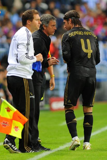 Mourinho habla con Ramos durante el Málaga-Madrid del pasado sábado.