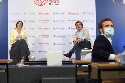 La presidenta de la Comunidad de Madrid, Isabel Diaz Ayuso, y el alcalde de Madrid, José Luis Martínez-Almeida (d), hablan de "La sociedad abierta y sus enemigos" en los Cursos de Verano de la Universidad Complutense, hoy en el Monasterio de El Escorial. Al acto asiste el líder del PP,Pablo Casado.