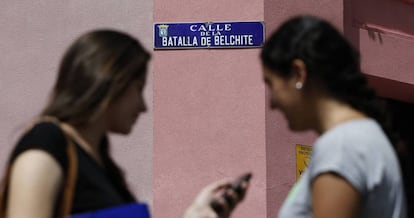 Dos mujeres, en la calle de la Batalla de Belchite, en Madrid.