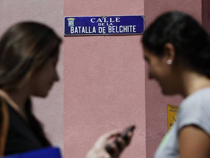 Dos mujeres, en la calle de la Batalla de Belchite, en Madrid.