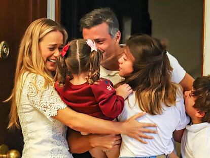 Leopoldo López es recibido por su esposa, Lilian Tintori, y sus tres hijos, a su llegada al domicilio familiar en Madrid. / Instagram