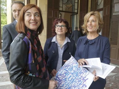 En primer término, la consejera de Educación, Cristina Uriarte, junto a la directora de los Cursos de Verano de la UPV, Carmen Agoués, con camisa azul, este jueves en San Sebastián.