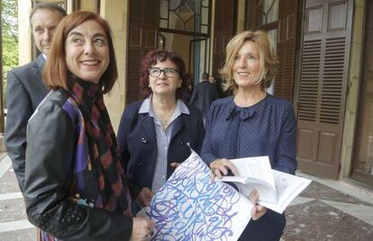 En primer término, la consejera de Educación, Cristina Uriarte, junto a la directora de los Cursos de Verano de la UPV, Carmen Agoués, con camisa azul, este jueves en San Sebastián.