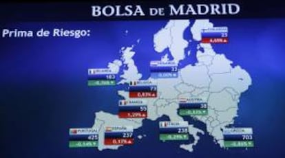 Monitor en la bolsa de Madrid que muestra, entre otras, la prima de riesgo de España. EFE/Archivo