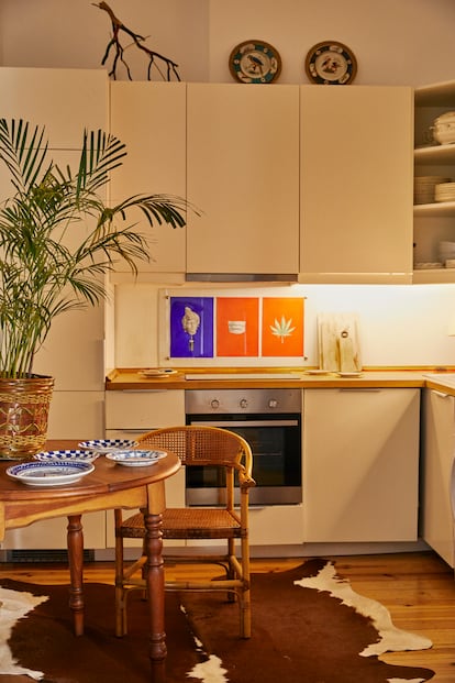 La cocina también es hogar de algunas obras creadas por Ignasi, de la colección de cerámica creada junto al artista Jack Wooley a los dibujos de tempera que ilustraron su colaboración para Midnight Cosmetics, la firma de belleza de la catalana Nina Urgell.