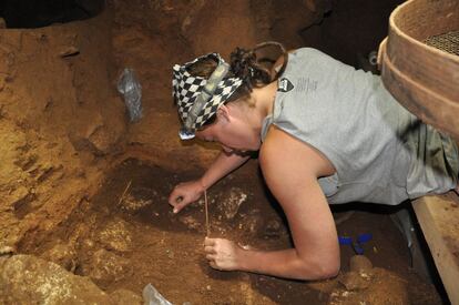 Una de les treballadores dins de la cova del Gegant.