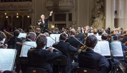 Daniel Barenboim, al frente de la Filarmónica de Viena el pasado sábado en Praga.