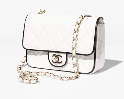 Hecho con piel de cordero en blanco con los remates en negro. Un bolso de Chanel es una inversión para 2025 y para toda la vida. Este modelo mini tiene todo lo que se le pide a un clásico imperecedero.