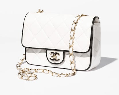 Hecho con piel de cordero en blanco con los remates en negro. Un bolso de Chanel es una inversión para 2025 y para toda la vida. Este modelo mini tiene todo lo que se le pide a un clásico imperecedero. 