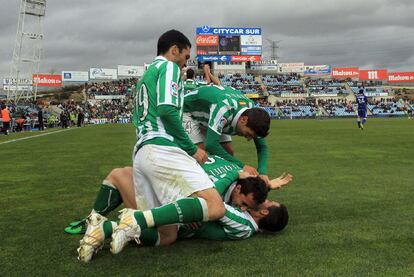 Los jugadores del Betis celebran el segundo gol.