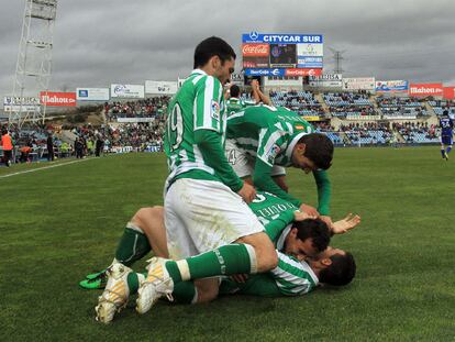 Los jugadores del Betis celebran el segundo gol.