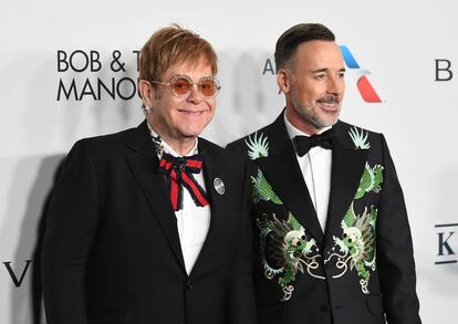 Elton John y su marido David Furnish, vestidos de Gucci.