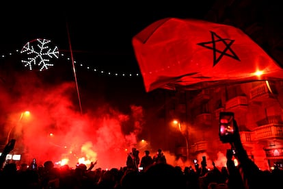 Hinchas marroquíes celebran en las calles de Turín.