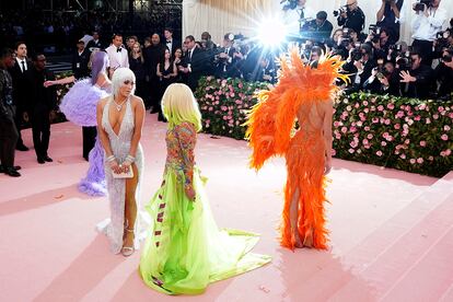 Detrás, Kylie Jenner y Kim Kardashian y, delante, Jennifer Lopez y Donatella Versace en la gala de 2019.