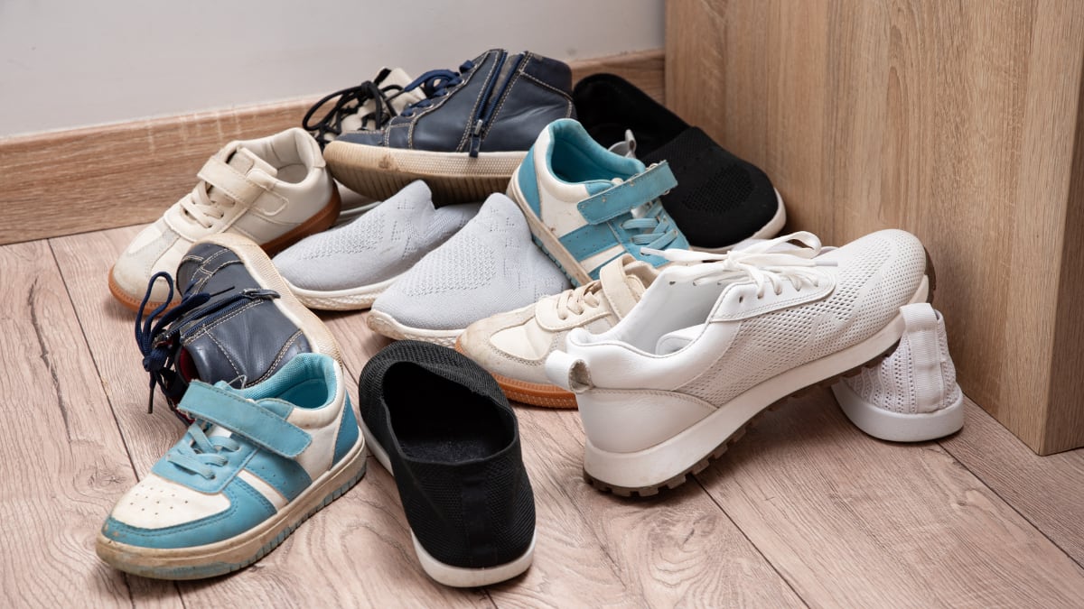 El truco para mantener el orden en el dormitorio: la caja que guarda hasta 20 pares de zapatos bajo la cama