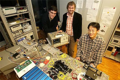 Miguel González Herráez, Luc Thévenaz y Kwang Yong Song, de izquierda a derecha, en su laboratorio.