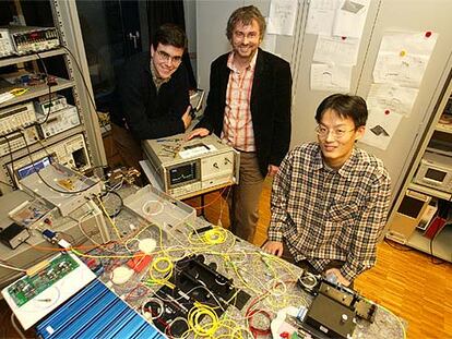Miguel González Herráez, Luc Thévenaz y Kwang Yong Song, de izquierda a derecha, en su laboratorio.