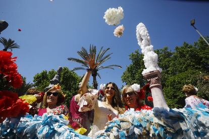 La ciudad ha vuelto a celebrar este lunes su tradicional batalla de las flores dentro del mayo cordobés. Un total de 14 carrozas han lanzado más de 80.000 claveles por el centro de Córdoba, tras dos años de ausencia por la pandemia. 