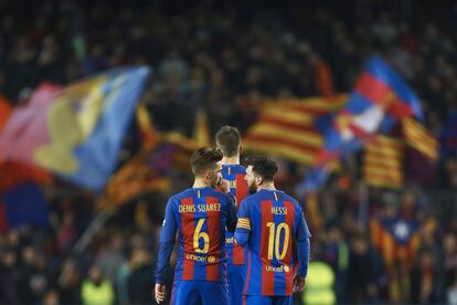 Denis Suárez y Leo Messi, durante el partido de vuelta de los cuartos de final de la Copa del Rey que FC Barcelona y Real Sociedad disputan esta noche en el Camp Nou, en Barcelona.