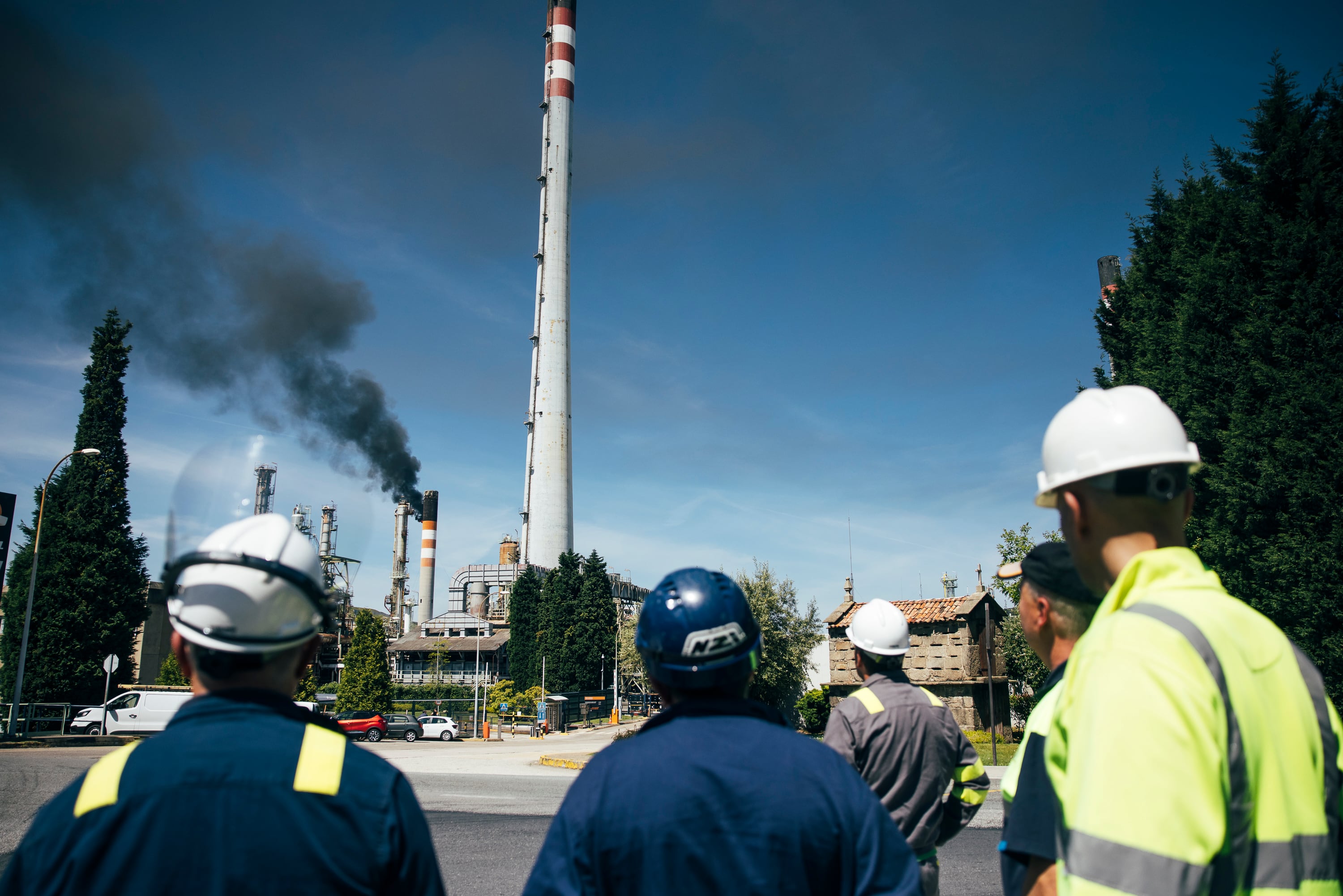 Trabajadores de la refinería de Repsol en A Coruña, el día del apagón.