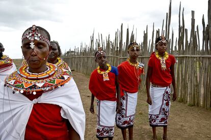 Las tres chicas que se preparan para ser iniciadas como mujeres samburu sin someterse a la MGF cantan y bailan separadas de las mujeres ya iniciadas.